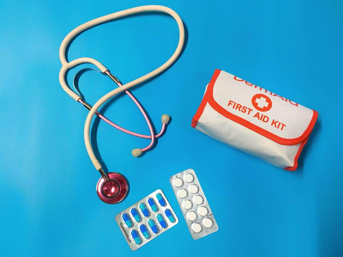Bar chart comparing average costs: ER visit ($1,200+), urgent care ($150–$200), telehealth ($40–$75), retail clinic ($60–$100)