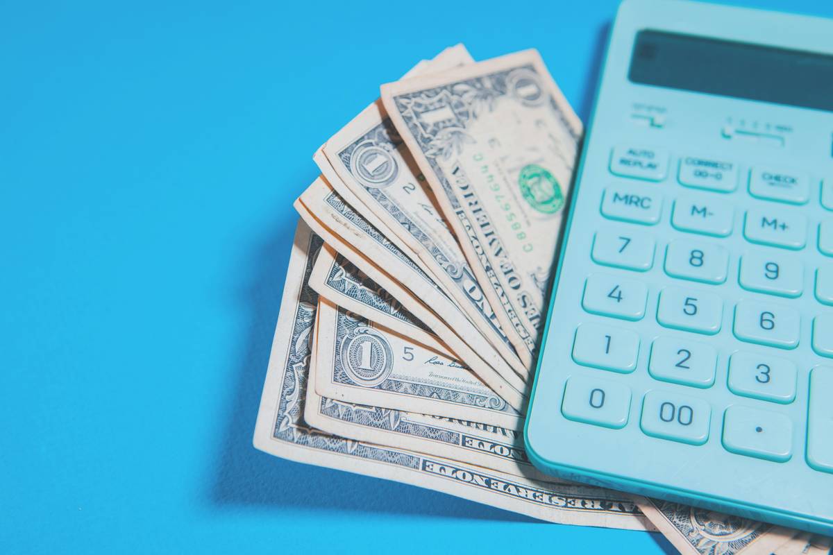 Bar chart showing percentage of Americans who can cover a $400 and $1,000 emergency by age group. Gen Z: 28%, Millennials: 39%, Gen X: 45%, Boomers: 52%.